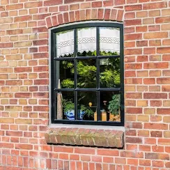 Aluminium kozijn in een gemetselde gevel