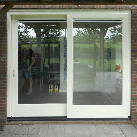 Glazen schuifpui naar de tuin